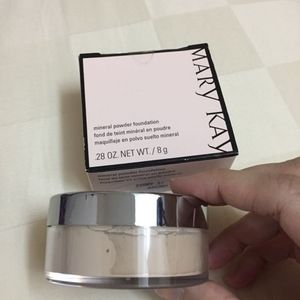 Mary kay Mineral Powder Foundation in Ivory 1.